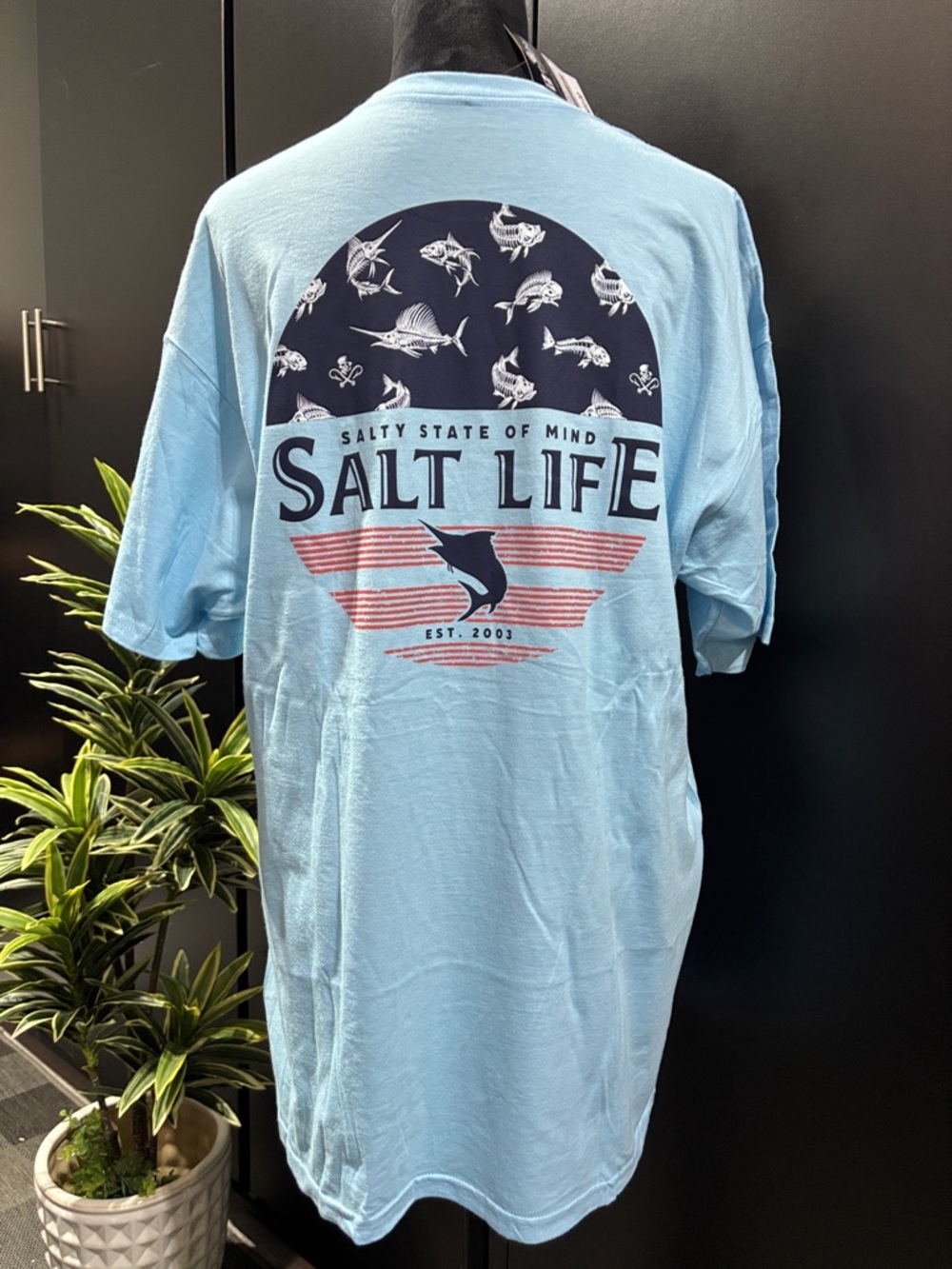 Salt Life Salty Honor Bones logo back,chest pocket Pre-Shrunk cotton,soft,summer